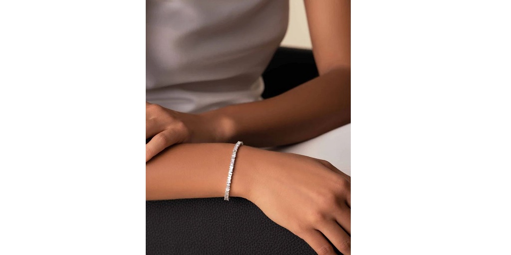 5 Reasons Why a Baguette Tennis Bracelet is the Perfect Anniversary Gift